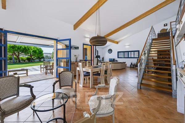 Sublime maison d’architecte de 365 m², au cœur du village, dans un calme absolu.