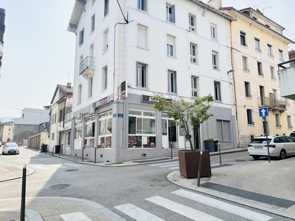 Centre ville Murs/local commercial 128m2 à saisir.