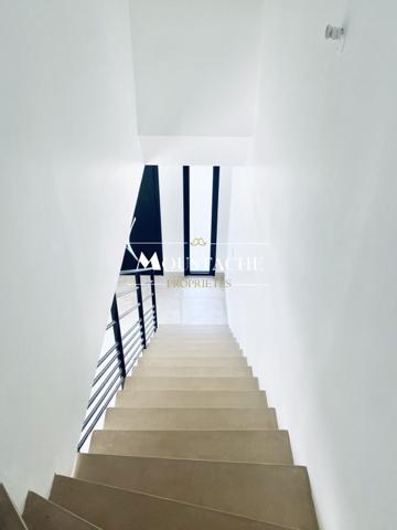 APPARTEMENT CONTEMPORAIN COMME UNE MAISON - À PIED DES COMMERCES ET DU LAC -