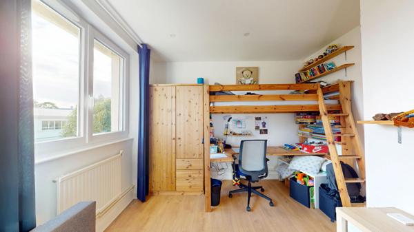 Appartement DUPLEX au Plessis-Robinson 4 pièce(s) de 89.13m² - Entièrement Rénové - Jardin de 205m² - Copropriété ravalée récemment - Soubassement meulière - Proche RER B - Parc Henri Sellier