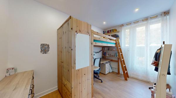 Appartement DUPLEX au Plessis-Robinson 4 pièce(s) de 89.13m² - Entièrement Rénové - Jardin de 205m² - Copropriété ravalée récemment - Soubassement meulière - Proche RER B - Parc Henri Sellier