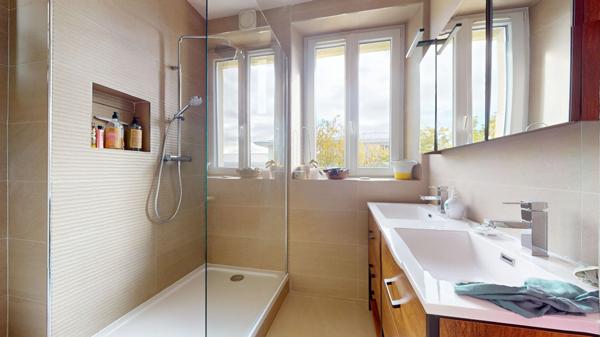 Appartement DUPLEX au Plessis-Robinson 4 pièce(s) de 89.13m² - Entièrement Rénové - Jardin de 205m² - Copropriété ravalée récemment - Soubassement meulière - Proche RER B - Parc Henri Sellier