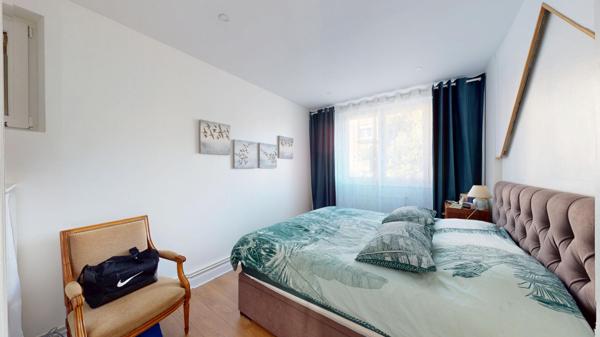 Appartement DUPLEX au Plessis-Robinson 4 pièce(s) de 89.13m² - Entièrement Rénové - Jardin de 205m² - Copropriété ravalée récemment - Soubassement meulière - Proche RER B - Parc Henri Sellier