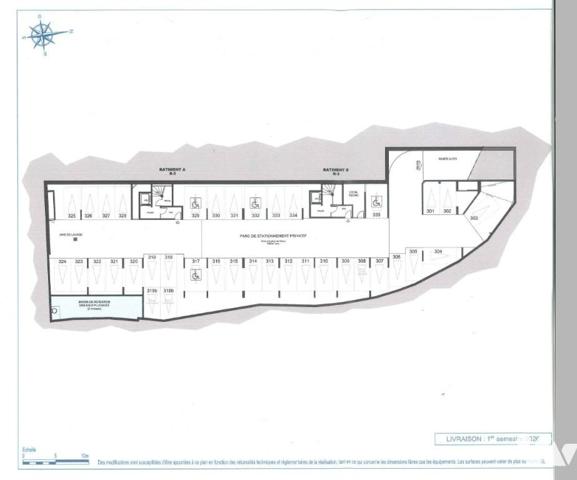 VASTE PLATEAU DE STATIONNEMENT.