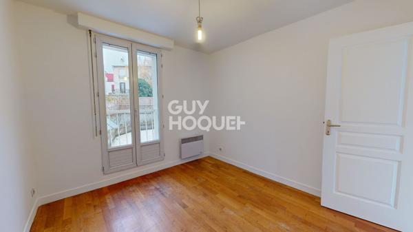 Face à la Mairie des Lilas, au pied du métro Mairie des Lilas
