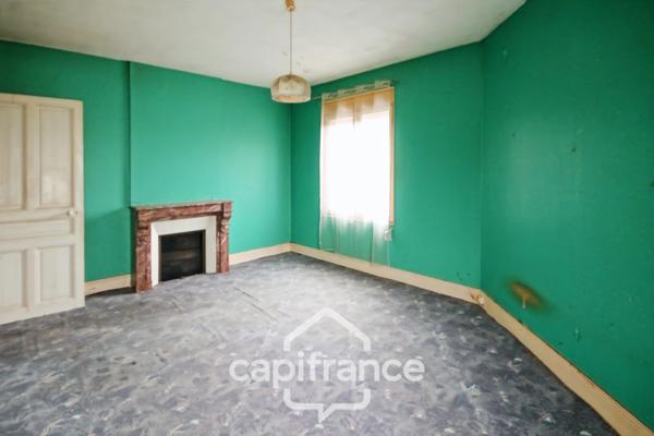 Maison à vendre 8 pièces (02) 207 m², 5 Chambres, Garage, Annexe et grande Cave - A Rénover