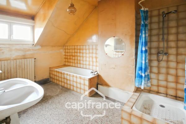 Maison à vendre 8 pièces (02) 207 m², 5 Chambres, Garage, Annexe et grande Cave - A Rénover