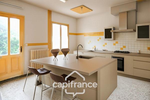 Maison à vendre 8 pièces (02) 207 m², 5 Chambres, Garage, Annexe et grande Cave - A Rénover