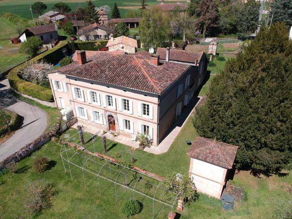 MAISON DE MAITRE AVEC PARC DE 5000M² DEPENDANCES ET DEUX PIGEONNIERS