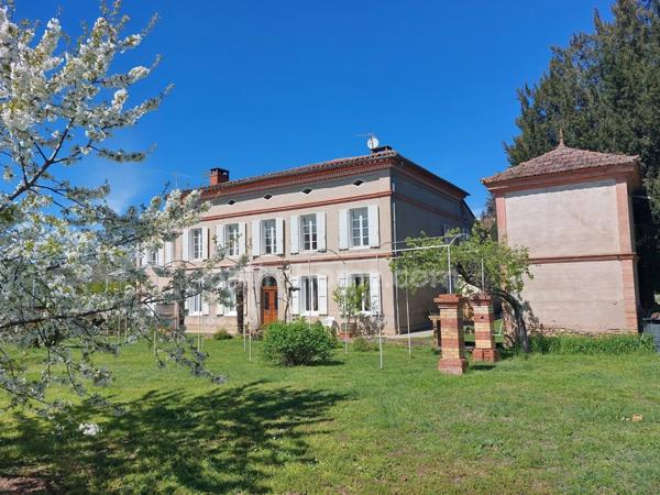 MAISON DE MAITRE AVEC PARC DE 5000M² DEPENDANCES ET DEUX PIGEONNIERS