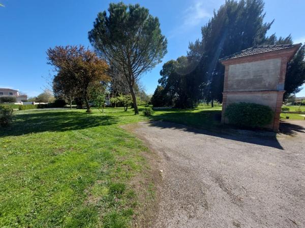 MAISON DE MAITRE AVEC PARC DE 5000M² DEPENDANCES ET DEUX PIGEONNIERS