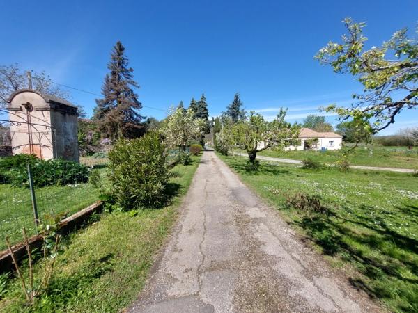 MAISON DE MAITRE AVEC PARC DE 5000M² DEPENDANCES ET DEUX PIGEONNIERS