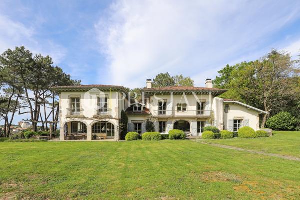TALDELENIA – SOMPTUEUSE PROPRIETE A LOUER POUR LES VACANCES AVEC TENNIS, PISCINE, SAUNA ET PLAGE A PIED – 15 personnes, BIDART