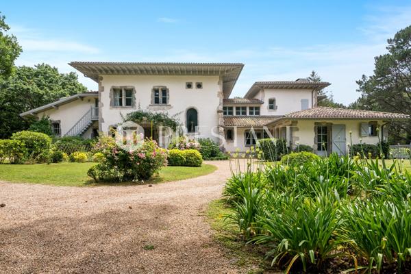 TALDELENIA – SOMPTUEUSE PROPRIETE A LOUER POUR LES VACANCES AVEC TENNIS, PISCINE, SAUNA ET PLAGE A PIED – 15 personnes, BIDART