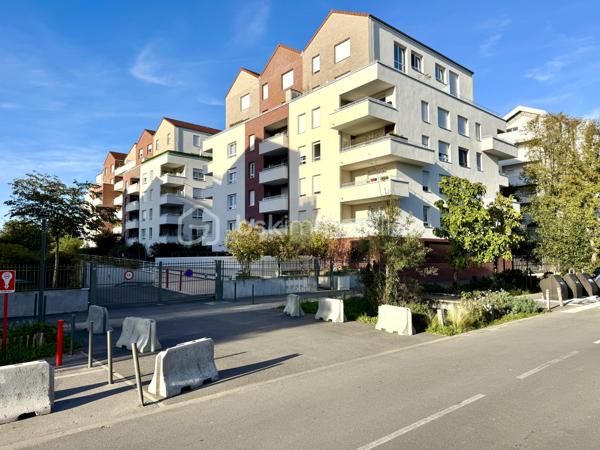 Situé dans le secteur prisé de Maison-Blanche à Neuilly-sur-Marne, à proximité immédiate des transports (RER A à Neuilly-Plaisance, RER E et ligne P (gare de VAIRES SUR MARNE), découvrez ce superbe appartement de 54 m², niché au 3ᵉ étage sur 6 d’une résidence moderne et sécurisée de 2020.

Caractéristiques du bien : Surface habitable : 54 m² (hors balcon)
- Pièce de vie lumineuse de plus de 30 m² avec cuisine ouverte entièrement équipée. Entrée fonctionnelle avec rangements. Chambre spacieuse de plus de 11 m² avec salle d’eau attenante. WC séparés. Balcon de 5 m² exposé Est-Sud, idéal pour profiter du soleil du matin et midi. Menuiseries double vitrage PVC. Chauffage collectif par géothermie, eau chaude et froide incluses dans les charges

Annexes : Place de parking privative en sous-sol

Les + : Résidence récente, bien entretenue et calme. Excellente performance énergétique (DPE très favorable). Environnement résidentiel recherché. Accès rapide à Paris : à peine 15 minutes grâce au RER et les pistes cyclables.

Idéal pour un investisseur à la recherche d’un bien récent et bien situé, ou pour un particulier souhaitant s’installer dans un cadre paisible tout en restant proche de la capitale.
Un bien rare sur le secteur, à visiter sans tarder !