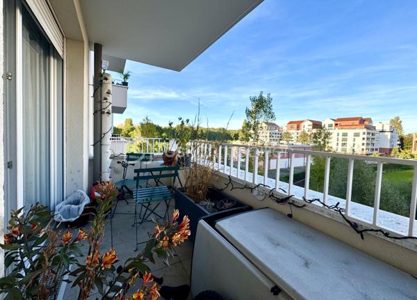 Situé dans le secteur prisé de Maison-Blanche à Neuilly-sur-Marne, à proximité immédiate des transports (RER A à Neuilly-Plaisance, RER E et ligne P (gare de VAIRES SUR MARNE), découvrez ce superbe appartement de 54 m², niché au 3ᵉ étage sur 6 d’une résidence moderne et sécurisée de 2020.

Caractéristiques du bien : Surface habitable : 54 m² (hors balcon)
- Pièce de vie lumineuse de plus de 30 m² avec cuisine ouverte entièrement équipée. Entrée fonctionnelle avec rangements. Chambre spacieuse de plus de 11 m² avec salle d’eau attenante. WC séparés. Balcon de 5 m² exposé Est-Sud, idéal pour profiter du soleil du matin et midi. Menuiseries double vitrage PVC. Chauffage collectif par géothermie, eau chaude et froide incluses dans les charges

Annexes : Place de parking privative en sous-sol

Les + : Résidence récente, bien entretenue et calme. Excellente performance énergétique (DPE très favorable). Environnement résidentiel recherché. Accès rapide à Paris : à peine 15 minutes grâce au RER et les pistes cyclables.

Idéal pour un investisseur à la recherche d’un bien récent et bien situé, ou pour un particulier souhaitant s’installer dans un cadre paisible tout en restant proche de la capitale.
Un bien rare sur le secteur, à visiter sans tarder !