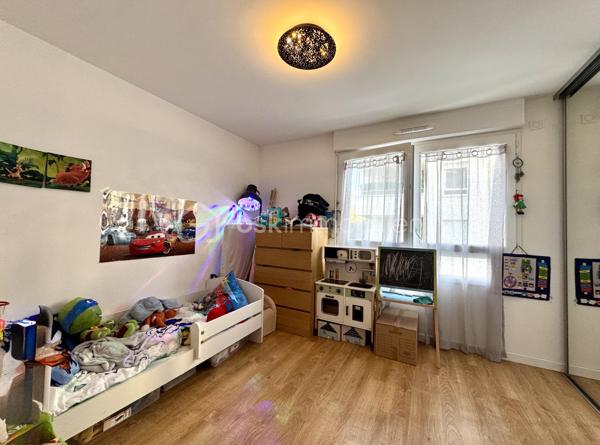 Situé dans le secteur prisé de Maison-Blanche à Neuilly-sur-Marne, à proximité immédiate des transports (RER A à Neuilly-Plaisance, RER E et ligne P (gare de VAIRES SUR MARNE), découvrez ce superbe appartement de 54 m², niché au 3ᵉ étage sur 6 d’une résidence moderne et sécurisée de 2020.

Caractéristiques du bien : Surface habitable : 54 m² (hors balcon)
- Pièce de vie lumineuse de plus de 30 m² avec cuisine ouverte entièrement équipée. Entrée fonctionnelle avec rangements. Chambre spacieuse de plus de 11 m² avec salle d’eau attenante. WC séparés. Balcon de 5 m² exposé Est-Sud, idéal pour profiter du soleil du matin et midi. Menuiseries double vitrage PVC. Chauffage collectif par géothermie, eau chaude et froide incluses dans les charges

Annexes : Place de parking privative en sous-sol

Les + : Résidence récente, bien entretenue et calme. Excellente performance énergétique (DPE très favorable). Environnement résidentiel recherché. Accès rapide à Paris : à peine 15 minutes grâce au RER et les pistes cyclables.

Idéal pour un investisseur à la recherche d’un bien récent et bien situé, ou pour un particulier souhaitant s’installer dans un cadre paisible tout en restant proche de la capitale.
Un bien rare sur le secteur, à visiter sans tarder !
