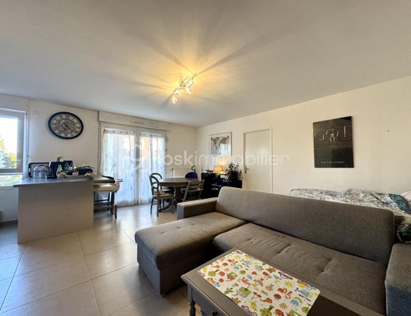 Situé dans le secteur prisé de Maison-Blanche à Neuilly-sur-Marne, à proximité immédiate des transports (RER A à Neuilly-Plaisance, RER E et ligne P (gare de VAIRES SUR MARNE), découvrez ce superbe appartement de 54 m², niché au 3ᵉ étage sur 6 d’une résidence moderne et sécurisée de 2020.

Caractéristiques du bien : Surface habitable : 54 m² (hors balcon)
- Pièce de vie lumineuse de plus de 30 m² avec cuisine ouverte entièrement équipée. Entrée fonctionnelle avec rangements. Chambre spacieuse de plus de 11 m² avec salle d’eau attenante. WC séparés. Balcon de 5 m² exposé Est-Sud, idéal pour profiter du soleil du matin et midi. Menuiseries double vitrage PVC. Chauffage collectif par géothermie, eau chaude et froide incluses dans les charges

Annexes : Place de parking privative en sous-sol

Les + : Résidence récente, bien entretenue et calme. Excellente performance énergétique (DPE très favorable). Environnement résidentiel recherché. Accès rapide à Paris : à peine 15 minutes grâce au RER et les pistes cyclables.

Idéal pour un investisseur à la recherche d’un bien récent et bien situé, ou pour un particulier souhaitant s’installer dans un cadre paisible tout en restant proche de la capitale.
Un bien rare sur le secteur, à visiter sans tarder !