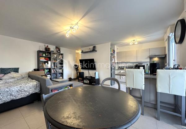 Situé dans le secteur prisé de Maison-Blanche à Neuilly-sur-Marne, à proximité immédiate des transports (RER A à Neuilly-Plaisance, RER E et ligne P (gare de VAIRES SUR MARNE), découvrez ce superbe appartement de 54 m², niché au 3ᵉ étage sur 6 d’une résidence moderne et sécurisée de 2020.

Caractéristiques du bien : Surface habitable : 54 m² (hors balcon)
- Pièce de vie lumineuse de plus de 30 m² avec cuisine ouverte entièrement équipée. Entrée fonctionnelle avec rangements. Chambre spacieuse de plus de 11 m² avec salle d’eau attenante. WC séparés. Balcon de 5 m² exposé Est-Sud, idéal pour profiter du soleil du matin et midi. Menuiseries double vitrage PVC. Chauffage collectif par géothermie, eau chaude et froide incluses dans les charges

Annexes : Place de parking privative en sous-sol

Les + : Résidence récente, bien entretenue et calme. Excellente performance énergétique (DPE très favorable). Environnement résidentiel recherché. Accès rapide à Paris : à peine 15 minutes grâce au RER et les pistes cyclables.

Idéal pour un investisseur à la recherche d’un bien récent et bien situé, ou pour un particulier souhaitant s’installer dans un cadre paisible tout en restant proche de la capitale.
Un bien rare sur le secteur, à visiter sans tarder !