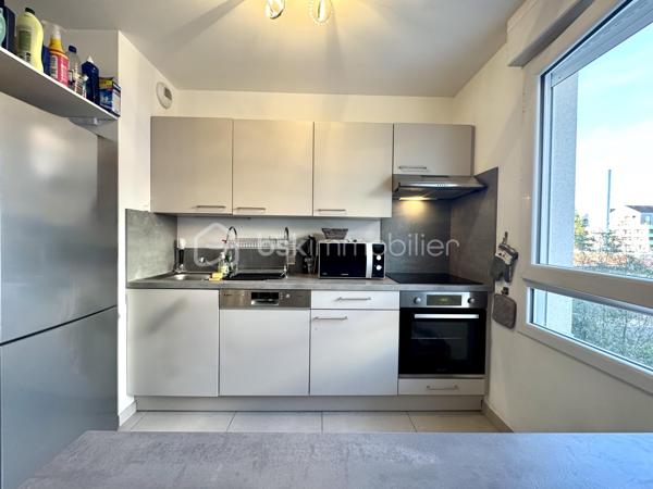 Situé dans le secteur prisé de Maison-Blanche à Neuilly-sur-Marne, à proximité immédiate des transports (RER A à Neuilly-Plaisance, RER E et ligne P (gare de VAIRES SUR MARNE), découvrez ce superbe appartement de 54 m², niché au 3ᵉ étage sur 6 d’une résidence moderne et sécurisée de 2020.

Caractéristiques du bien : Surface habitable : 54 m² (hors balcon)
- Pièce de vie lumineuse de plus de 30 m² avec cuisine ouverte entièrement équipée. Entrée fonctionnelle avec rangements. Chambre spacieuse de plus de 11 m² avec salle d’eau attenante. WC séparés. Balcon de 5 m² exposé Est-Sud, idéal pour profiter du soleil du matin et midi. Menuiseries double vitrage PVC. Chauffage collectif par géothermie, eau chaude et froide incluses dans les charges

Annexes : Place de parking privative en sous-sol

Les + : Résidence récente, bien entretenue et calme. Excellente performance énergétique (DPE très favorable). Environnement résidentiel recherché. Accès rapide à Paris : à peine 15 minutes grâce au RER et les pistes cyclables.

Idéal pour un investisseur à la recherche d’un bien récent et bien situé, ou pour un particulier souhaitant s’installer dans un cadre paisible tout en restant proche de la capitale.
Un bien rare sur le secteur, à visiter sans tarder !