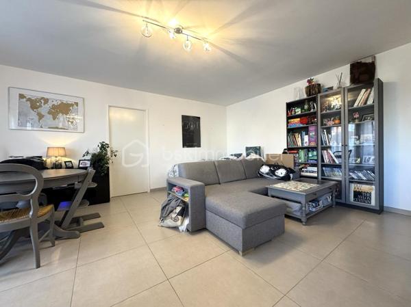 Situé dans le secteur prisé de Maison-Blanche à Neuilly-sur-Marne, à proximité immédiate des transports (RER A à Neuilly-Plaisance, RER E et ligne P (gare de VAIRES SUR MARNE), découvrez ce superbe appartement de 54 m², niché au 3ᵉ étage sur 6 d’une résidence moderne et sécurisée de 2020.

Caractéristiques du bien : Surface habitable : 54 m² (hors balcon)
- Pièce de vie lumineuse de plus de 30 m² avec cuisine ouverte entièrement équipée. Entrée fonctionnelle avec rangements. Chambre spacieuse de plus de 11 m² avec salle d’eau attenante. WC séparés. Balcon de 5 m² exposé Est-Sud, idéal pour profiter du soleil du matin et midi. Menuiseries double vitrage PVC. Chauffage collectif par géothermie, eau chaude et froide incluses dans les charges

Annexes : Place de parking privative en sous-sol

Les + : Résidence récente, bien entretenue et calme. Excellente performance énergétique (DPE très favorable). Environnement résidentiel recherché. Accès rapide à Paris : à peine 15 minutes grâce au RER et les pistes cyclables.

Idéal pour un investisseur à la recherche d’un bien récent et bien situé, ou pour un particulier souhaitant s’installer dans un cadre paisible tout en restant proche de la capitale.
Un bien rare sur le secteur, à visiter sans tarder !