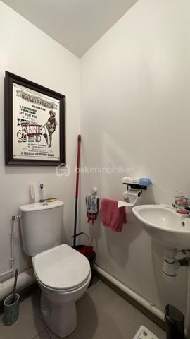 Situé dans le secteur prisé de Maison-Blanche à Neuilly-sur-Marne, à proximité immédiate des transports (RER A à Neuilly-Plaisance, RER E et ligne P (gare de VAIRES SUR MARNE), découvrez ce superbe appartement de 54 m², niché au 3ᵉ étage sur 6 d’une résidence moderne et sécurisée de 2020.

Caractéristiques du bien : Surface habitable : 54 m² (hors balcon)
- Pièce de vie lumineuse de plus de 30 m² avec cuisine ouverte entièrement équipée. Entrée fonctionnelle avec rangements. Chambre spacieuse de plus de 11 m² avec salle d’eau attenante. WC séparés. Balcon de 5 m² exposé Est-Sud, idéal pour profiter du soleil du matin et midi. Menuiseries double vitrage PVC. Chauffage collectif par géothermie, eau chaude et froide incluses dans les charges

Annexes : Place de parking privative en sous-sol

Les + : Résidence récente, bien entretenue et calme. Excellente performance énergétique (DPE très favorable). Environnement résidentiel recherché. Accès rapide à Paris : à peine 15 minutes grâce au RER et les pistes cyclables.

Idéal pour un investisseur à la recherche d’un bien récent et bien situé, ou pour un particulier souhaitant s’installer dans un cadre paisible tout en restant proche de la capitale.
Un bien rare sur le secteur, à visiter sans tarder !