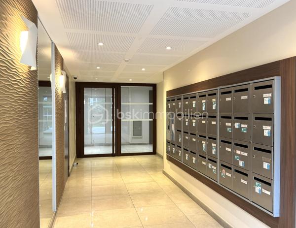 Situé dans le secteur prisé de Maison-Blanche à Neuilly-sur-Marne, à proximité immédiate des transports (RER A à Neuilly-Plaisance, RER E et ligne P (gare de VAIRES SUR MARNE), découvrez ce superbe appartement de 54 m², niché au 3ᵉ étage sur 6 d’une résidence moderne et sécurisée de 2020.

Caractéristiques du bien : Surface habitable : 54 m² (hors balcon)
- Pièce de vie lumineuse de plus de 30 m² avec cuisine ouverte entièrement équipée. Entrée fonctionnelle avec rangements. Chambre spacieuse de plus de 11 m² avec salle d’eau attenante. WC séparés. Balcon de 5 m² exposé Est-Sud, idéal pour profiter du soleil du matin et midi. Menuiseries double vitrage PVC. Chauffage collectif par géothermie, eau chaude et froide incluses dans les charges

Annexes : Place de parking privative en sous-sol

Les + : Résidence récente, bien entretenue et calme. Excellente performance énergétique (DPE très favorable). Environnement résidentiel recherché. Accès rapide à Paris : à peine 15 minutes grâce au RER et les pistes cyclables.

Idéal pour un investisseur à la recherche d’un bien récent et bien situé, ou pour un particulier souhaitant s’installer dans un cadre paisible tout en restant proche de la capitale.
Un bien rare sur le secteur, à visiter sans tarder !