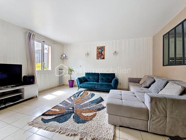 ***Maison Familiale*** - Secteur Intermarché
Maison idéalement située dans un quartier résidentiel proche des commerces, des écoles et à 10 min à pied de la gare de Epinay-Villetaneuse (Ligne H: 10 min de gare du nord)
Construite sur deux niveaux, elle se compose au rez-de chaussée d’une entrée, un cellier, une cuisine équipée, un W.C., un salon/salle à manger de 27m² avec accès à la terrasse et au jardin de 50m² environ.
Le premier étage dispose de trois chambres lumineuses avec du rangement, deux salles d'eau et un W.C.
Au deuxième étage, un bureau, un espace nuit et une pièce de rangement complètent cette maison fonctionnelle et idéalement disposée.
La maison est équipée de triple vitrage et possède un garage non attenant.

Les PLUS : Bon Emplacement, Maison Lumineuse, de Beaux Volumes