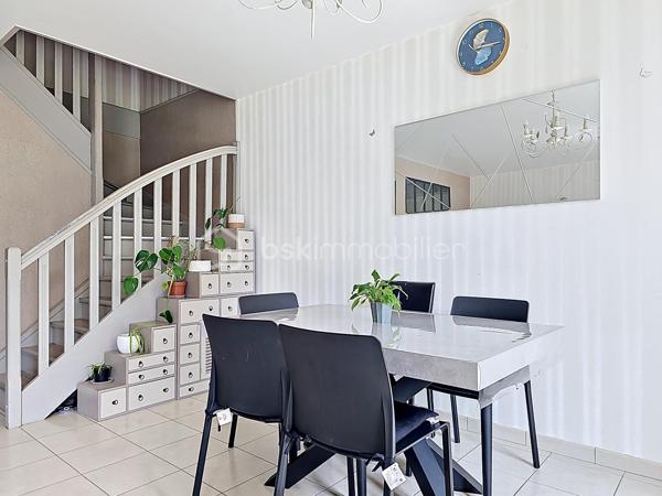 ***Maison Familiale*** - Secteur Intermarché
Maison idéalement située dans un quartier résidentiel proche des commerces, des écoles et à 10 min à pied de la gare de Epinay-Villetaneuse (Ligne H: 10 min de gare du nord)
Construite sur deux niveaux, elle se compose au rez-de chaussée d’une entrée, un cellier, une cuisine équipée, un W.C., un salon/salle à manger de 27m² avec accès à la terrasse et au jardin de 50m² environ.
Le premier étage dispose de trois chambres lumineuses avec du rangement, deux salles d'eau et un W.C.
Au deuxième étage, un bureau, un espace nuit et une pièce de rangement complètent cette maison fonctionnelle et idéalement disposée.
La maison est équipée de triple vitrage et possède un garage non attenant.

Les PLUS : Bon Emplacement, Maison Lumineuse, de Beaux Volumes