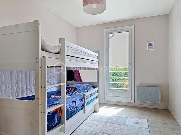 ***Maison Familiale*** - Secteur Intermarché
Maison idéalement située dans un quartier résidentiel proche des commerces, des écoles et à 10 min à pied de la gare de Epinay-Villetaneuse (Ligne H: 10 min de gare du nord)
Construite sur deux niveaux, elle se compose au rez-de chaussée d’une entrée, un cellier, une cuisine équipée, un W.C., un salon/salle à manger de 27m² avec accès à la terrasse et au jardin de 50m² environ.
Le premier étage dispose de trois chambres lumineuses avec du rangement, deux salles d'eau et un W.C.
Au deuxième étage, un bureau, un espace nuit et une pièce de rangement complètent cette maison fonctionnelle et idéalement disposée.
La maison est équipée de triple vitrage et possède un garage non attenant.

Les PLUS : Bon Emplacement, Maison Lumineuse, de Beaux Volumes