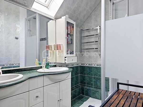 ***Maison Familiale*** - Secteur Intermarché
Maison idéalement située dans un quartier résidentiel proche des commerces, des écoles et à 10 min à pied de la gare de Epinay-Villetaneuse (Ligne H: 10 min de gare du nord)
Construite sur deux niveaux, elle se compose au rez-de chaussée d’une entrée, un cellier, une cuisine équipée, un W.C., un salon/salle à manger de 27m² avec accès à la terrasse et au jardin de 50m² environ.
Le premier étage dispose de trois chambres lumineuses avec du rangement, deux salles d'eau et un W.C.
Au deuxième étage, un bureau, un espace nuit et une pièce de rangement complètent cette maison fonctionnelle et idéalement disposée.
La maison est équipée de triple vitrage et possède un garage non attenant.

Les PLUS : Bon Emplacement, Maison Lumineuse, de Beaux Volumes
