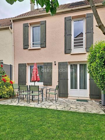 ***Maison Familiale*** - Secteur Intermarché
Maison idéalement située dans un quartier résidentiel proche des commerces, des écoles et à 10 min à pied de la gare de Epinay-Villetaneuse (Ligne H: 10 min de gare du nord)
Construite sur deux niveaux, elle se compose au rez-de chaussée d’une entrée, un cellier, une cuisine équipée, un W.C., un salon/salle à manger de 27m² avec accès à la terrasse et au jardin de 50m² environ.
Le premier étage dispose de trois chambres lumineuses avec du rangement, deux salles d'eau et un W.C.
Au deuxième étage, un bureau, un espace nuit et une pièce de rangement complètent cette maison fonctionnelle et idéalement disposée.
La maison est équipée de triple vitrage et possède un garage non attenant.

Les PLUS : Bon Emplacement, Maison Lumineuse, de Beaux Volumes