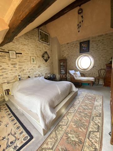 Amoureux des jolis coins de campagne, aux portes du Parc Naturel Régional du Morvan sur la paisible commune de Marcy, à 5 minutes de Varzy et de ses commerces et commodités et à 20 minutes de Clamecy, nous avons le plaisir de vous présenter ce magnifique corps de ferme d'une surface habitable de 237m² mêlant charme de l'ancien de modernité, construit sur un joli terrain de 1500m² offrant une vue imprenable sur la campagne environnante.

Dès l'entrée, vous arriverez sur une grande et belle pièce de vie de 52m² proposant d'un côté un espace salle à manger orné d'un insert de cheminée ouvert sur une cuisine semi-équipée et aménagée de 13m², et de l'autre côté un espace salon-séjour donnant accès au jardin au moyen d'une porte-fenêtre. 
Depuis la cuisine, vous accèderez à un escalier proposant un WC séparé en dessous et menant à l'aile droite de l'étage composée d'une grande chambre de 36m² et d'une seconde chambre de 23m² en enfilade. 
Dans la continuité de l'espace salon-séjour, ce bien propose une seconde pièce de vie très lumineuse de 19m² munie d'une grande baie vitrée ainsi que d'un poêle à bois pour de belles soirées au coin du feu et menant à une chaufferie de 7m² proposant un sauna pour se relaxer ainsi qu'un accès direct au jardin. 
En enfilade, vous arriverez sur un bureau/bibliothèque de 21m² donnant accès à un grand WC séparé, à une belle salle d'eau fraîchement rénovée de 8m² ainsi qu'à l'aile gauche de l'étage au moyen d'un escalier à pas japonais. Cette aile propose une troisième chambre de 30m² menant à une quatrième chambre via un petit escalier, d'une surface de 20m² ainsi qu'à une salle d'eau avec WC de 7m². 

Les sols de cette maison sont en tomettes (pièces de vie, cuisine, bureau), en pierres naturelles anciennes (bureau), en carrelage (chambre aile droite, chaufferie), en dalle béton brut (chambre aile droite), en travertin (WC, salle d'eau rez-de-chaussée) et en parquet massif (aile gauche). Elle propose des pierres et poutres apparentes partout, ce qui confère un charme particulier à cet intérieur. 
Ce bien est muni d'huisseries en bois double vitrage, d'une baie vitrée et de fenêtres de toit en aluminium double vitrage ainsi que de volets roulants solaires partout, installés en 2023. 
Il possède un mode de chauffage de type pompe à chaleur air/eau de 2021 avec production d'eau chaude sanitaire, un poêle à bois ainsi qu'un insert de cheminée en appoint. 
Cette maison dispose de combles parfaitement isolés et d'une toiture en petites tuiles plates en très bon état. L'installation électrique a été refaite en totalité en 2021. 

Côté énergie, ce bien bénéficie de l'excellente note de C au niveau du DPE (Diagnostic de Performance Énergétique), ce qui en fait un logement très peu énergivore, et C au niveau des GES (Gaz à Effet de Serre), ce qui en fait un logement très peu polluant.

Côté extérieur, cette propriété propose un garage séparé de 12m², un atelier de 6m², deux caves de 16m² et 13m² respectivement dont une abritant un adoucisseur d'eau, un bûcher, un récupérateur d'eau, un verger, un poulailler, deux bassins dont un équipé d'une pompe ainsi qu'un jardin japonais. 

Les plus : la qualité générale du bien et son aménagement intérieur fait avec goût, sa performance énergétique, son coin de campagne au calme et ses grands volumes de pièces. 

Possibilité de visite vidéo sur demande.

Photos supplémentaires disponibles sur BSK IMMOBILIER > Nos conseillers > Inès RÉMOND
Pour tout renseignement complémentaire ou pour une visite, contactez moi au 07.87.29.70.92.

Amoureux des jolis coins de campagne, cette maison est un vrai coup de cœur, une belle opportunité à saisir, vous n'avez plus qu'à y poser vos valises !!!
