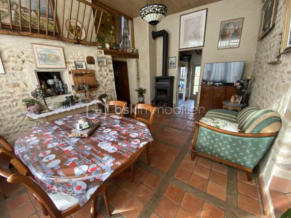 Amoureux des jolis coins de campagne, aux portes du Parc Naturel Régional du Morvan sur la paisible commune de Marcy, à 5 minutes de Varzy et de ses commerces et commodités et à 20 minutes de Clamecy, nous avons le plaisir de vous présenter ce magnifique corps de ferme d'une surface habitable de 237m² mêlant charme de l'ancien de modernité, construit sur un joli terrain de 1500m² offrant une vue imprenable sur la campagne environnante.

Dès l'entrée, vous arriverez sur une grande et belle pièce de vie de 52m² proposant d'un côté un espace salle à manger orné d'un insert de cheminée ouvert sur une cuisine semi-équipée et aménagée de 13m², et de l'autre côté un espace salon-séjour donnant accès au jardin au moyen d'une porte-fenêtre. 
Depuis la cuisine, vous accèderez à un escalier proposant un WC séparé en dessous et menant à l'aile droite de l'étage composée d'une grande chambre de 36m² et d'une seconde chambre de 23m² en enfilade. 
Dans la continuité de l'espace salon-séjour, ce bien propose une seconde pièce de vie très lumineuse de 19m² munie d'une grande baie vitrée ainsi que d'un poêle à bois pour de belles soirées au coin du feu et menant à une chaufferie de 7m² proposant un sauna pour se relaxer ainsi qu'un accès direct au jardin. 
En enfilade, vous arriverez sur un bureau/bibliothèque de 21m² donnant accès à un grand WC séparé, à une belle salle d'eau fraîchement rénovée de 8m² ainsi qu'à l'aile gauche de l'étage au moyen d'un escalier à pas japonais. Cette aile propose une troisième chambre de 30m² menant à une quatrième chambre via un petit escalier, d'une surface de 20m² ainsi qu'à une salle d'eau avec WC de 7m². 

Les sols de cette maison sont en tomettes (pièces de vie, cuisine, bureau), en pierres naturelles anciennes (bureau), en carrelage (chambre aile droite, chaufferie), en dalle béton brut (chambre aile droite), en travertin (WC, salle d'eau rez-de-chaussée) et en parquet massif (aile gauche). Elle propose des pierres et poutres apparentes partout, ce qui confère un charme particulier à cet intérieur. 
Ce bien est muni d'huisseries en bois double vitrage, d'une baie vitrée et de fenêtres de toit en aluminium double vitrage ainsi que de volets roulants solaires partout, installés en 2023. 
Il possède un mode de chauffage de type pompe à chaleur air/eau de 2021 avec production d'eau chaude sanitaire, un poêle à bois ainsi qu'un insert de cheminée en appoint. 
Cette maison dispose de combles parfaitement isolés et d'une toiture en petites tuiles plates en très bon état. L'installation électrique a été refaite en totalité en 2021. 

Côté énergie, ce bien bénéficie de l'excellente note de C au niveau du DPE (Diagnostic de Performance Énergétique), ce qui en fait un logement très peu énergivore, et C au niveau des GES (Gaz à Effet de Serre), ce qui en fait un logement très peu polluant.

Côté extérieur, cette propriété propose un garage séparé de 12m², un atelier de 6m², deux caves de 16m² et 13m² respectivement dont une abritant un adoucisseur d'eau, un bûcher, un récupérateur d'eau, un verger, un poulailler, deux bassins dont un équipé d'une pompe ainsi qu'un jardin japonais. 

Les plus : la qualité générale du bien et son aménagement intérieur fait avec goût, sa performance énergétique, son coin de campagne au calme et ses grands volumes de pièces. 

Possibilité de visite vidéo sur demande.

Photos supplémentaires disponibles sur BSK IMMOBILIER > Nos conseillers > Inès RÉMOND
Pour tout renseignement complémentaire ou pour une visite, contactez moi au 07.87.29.70.92.

Amoureux des jolis coins de campagne, cette maison est un vrai coup de cœur, une belle opportunité à saisir, vous n'avez plus qu'à y poser vos valises !!!