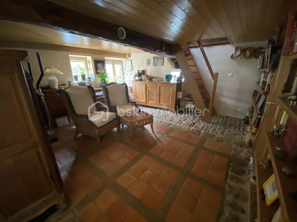 Amoureux des jolis coins de campagne, aux portes du Parc Naturel Régional du Morvan sur la paisible commune de Marcy, à 5 minutes de Varzy et de ses commerces et commodités et à 20 minutes de Clamecy, nous avons le plaisir de vous présenter ce magnifique corps de ferme d'une surface habitable de 237m² mêlant charme de l'ancien de modernité, construit sur un joli terrain de 1500m² offrant une vue imprenable sur la campagne environnante.

Dès l'entrée, vous arriverez sur une grande et belle pièce de vie de 52m² proposant d'un côté un espace salle à manger orné d'un insert de cheminée ouvert sur une cuisine semi-équipée et aménagée de 13m², et de l'autre côté un espace salon-séjour donnant accès au jardin au moyen d'une porte-fenêtre. 
Depuis la cuisine, vous accèderez à un escalier proposant un WC séparé en dessous et menant à l'aile droite de l'étage composée d'une grande chambre de 36m² et d'une seconde chambre de 23m² en enfilade. 
Dans la continuité de l'espace salon-séjour, ce bien propose une seconde pièce de vie très lumineuse de 19m² munie d'une grande baie vitrée ainsi que d'un poêle à bois pour de belles soirées au coin du feu et menant à une chaufferie de 7m² proposant un sauna pour se relaxer ainsi qu'un accès direct au jardin. 
En enfilade, vous arriverez sur un bureau/bibliothèque de 21m² donnant accès à un grand WC séparé, à une belle salle d'eau fraîchement rénovée de 8m² ainsi qu'à l'aile gauche de l'étage au moyen d'un escalier à pas japonais. Cette aile propose une troisième chambre de 30m² menant à une quatrième chambre via un petit escalier, d'une surface de 20m² ainsi qu'à une salle d'eau avec WC de 7m². 

Les sols de cette maison sont en tomettes (pièces de vie, cuisine, bureau), en pierres naturelles anciennes (bureau), en carrelage (chambre aile droite, chaufferie), en dalle béton brut (chambre aile droite), en travertin (WC, salle d'eau rez-de-chaussée) et en parquet massif (aile gauche). Elle propose des pierres et poutres apparentes partout, ce qui confère un charme particulier à cet intérieur. 
Ce bien est muni d'huisseries en bois double vitrage, d'une baie vitrée et de fenêtres de toit en aluminium double vitrage ainsi que de volets roulants solaires partout, installés en 2023. 
Il possède un mode de chauffage de type pompe à chaleur air/eau de 2021 avec production d'eau chaude sanitaire, un poêle à bois ainsi qu'un insert de cheminée en appoint. 
Cette maison dispose de combles parfaitement isolés et d'une toiture en petites tuiles plates en très bon état. L'installation électrique a été refaite en totalité en 2021. 

Côté énergie, ce bien bénéficie de l'excellente note de C au niveau du DPE (Diagnostic de Performance Énergétique), ce qui en fait un logement très peu énergivore, et C au niveau des GES (Gaz à Effet de Serre), ce qui en fait un logement très peu polluant.

Côté extérieur, cette propriété propose un garage séparé de 12m², un atelier de 6m², deux caves de 16m² et 13m² respectivement dont une abritant un adoucisseur d'eau, un bûcher, un récupérateur d'eau, un verger, un poulailler, deux bassins dont un équipé d'une pompe ainsi qu'un jardin japonais. 

Les plus : la qualité générale du bien et son aménagement intérieur fait avec goût, sa performance énergétique, son coin de campagne au calme et ses grands volumes de pièces. 

Possibilité de visite vidéo sur demande.

Photos supplémentaires disponibles sur BSK IMMOBILIER > Nos conseillers > Inès RÉMOND
Pour tout renseignement complémentaire ou pour une visite, contactez moi au 07.87.29.70.92.

Amoureux des jolis coins de campagne, cette maison est un vrai coup de cœur, une belle opportunité à saisir, vous n'avez plus qu'à y poser vos valises !!!