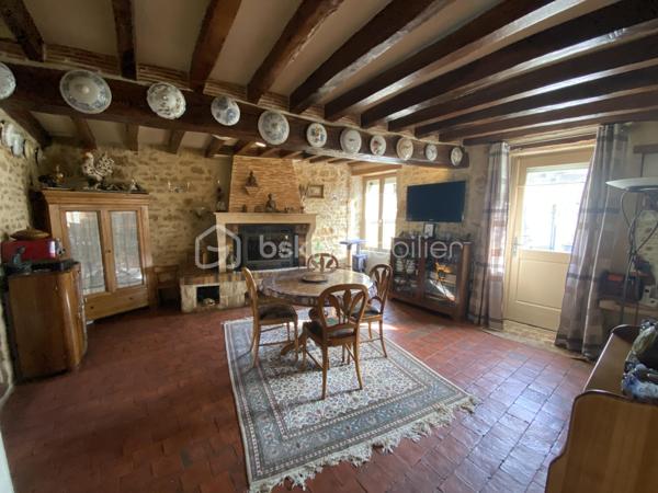 Amoureux des jolis coins de campagne, aux portes du Parc Naturel Régional du Morvan sur la paisible commune de Marcy, à 5 minutes de Varzy et de ses commerces et commodités et à 20 minutes de Clamecy, nous avons le plaisir de vous présenter ce magnifique corps de ferme d'une surface habitable de 237m² mêlant charme de l'ancien de modernité, construit sur un joli terrain de 1500m² offrant une vue imprenable sur la campagne environnante.

Dès l'entrée, vous arriverez sur une grande et belle pièce de vie de 52m² proposant d'un côté un espace salle à manger orné d'un insert de cheminée ouvert sur une cuisine semi-équipée et aménagée de 13m², et de l'autre côté un espace salon-séjour donnant accès au jardin au moyen d'une porte-fenêtre. 
Depuis la cuisine, vous accèderez à un escalier proposant un WC séparé en dessous et menant à l'aile droite de l'étage composée d'une grande chambre de 36m² et d'une seconde chambre de 23m² en enfilade. 
Dans la continuité de l'espace salon-séjour, ce bien propose une seconde pièce de vie très lumineuse de 19m² munie d'une grande baie vitrée ainsi que d'un poêle à bois pour de belles soirées au coin du feu et menant à une chaufferie de 7m² proposant un sauna pour se relaxer ainsi qu'un accès direct au jardin. 
En enfilade, vous arriverez sur un bureau/bibliothèque de 21m² donnant accès à un grand WC séparé, à une belle salle d'eau fraîchement rénovée de 8m² ainsi qu'à l'aile gauche de l'étage au moyen d'un escalier à pas japonais. Cette aile propose une troisième chambre de 30m² menant à une quatrième chambre via un petit escalier, d'une surface de 20m² ainsi qu'à une salle d'eau avec WC de 7m². 

Les sols de cette maison sont en tomettes (pièces de vie, cuisine, bureau), en pierres naturelles anciennes (bureau), en carrelage (chambre aile droite, chaufferie), en dalle béton brut (chambre aile droite), en travertin (WC, salle d'eau rez-de-chaussée) et en parquet massif (aile gauche). Elle propose des pierres et poutres apparentes partout, ce qui confère un charme particulier à cet intérieur. 
Ce bien est muni d'huisseries en bois double vitrage, d'une baie vitrée et de fenêtres de toit en aluminium double vitrage ainsi que de volets roulants solaires partout, installés en 2023. 
Il possède un mode de chauffage de type pompe à chaleur air/eau de 2021 avec production d'eau chaude sanitaire, un poêle à bois ainsi qu'un insert de cheminée en appoint. 
Cette maison dispose de combles parfaitement isolés et d'une toiture en petites tuiles plates en très bon état. L'installation électrique a été refaite en totalité en 2021. 

Côté énergie, ce bien bénéficie de l'excellente note de C au niveau du DPE (Diagnostic de Performance Énergétique), ce qui en fait un logement très peu énergivore, et C au niveau des GES (Gaz à Effet de Serre), ce qui en fait un logement très peu polluant.

Côté extérieur, cette propriété propose un garage séparé de 12m², un atelier de 6m², deux caves de 16m² et 13m² respectivement dont une abritant un adoucisseur d'eau, un bûcher, un récupérateur d'eau, un verger, un poulailler, deux bassins dont un équipé d'une pompe ainsi qu'un jardin japonais. 

Les plus : la qualité générale du bien et son aménagement intérieur fait avec goût, sa performance énergétique, son coin de campagne au calme et ses grands volumes de pièces. 

Possibilité de visite vidéo sur demande.

Photos supplémentaires disponibles sur BSK IMMOBILIER > Nos conseillers > Inès RÉMOND
Pour tout renseignement complémentaire ou pour une visite, contactez moi au 07.87.29.70.92.

Amoureux des jolis coins de campagne, cette maison est un vrai coup de cœur, une belle opportunité à saisir, vous n'avez plus qu'à y poser vos valises !!!