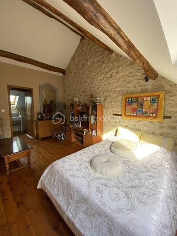 Amoureux des jolis coins de campagne, aux portes du Parc Naturel Régional du Morvan sur la paisible commune de Marcy, à 5 minutes de Varzy et de ses commerces et commodités et à 20 minutes de Clamecy, nous avons le plaisir de vous présenter ce magnifique corps de ferme d'une surface habitable de 237m² mêlant charme de l'ancien de modernité, construit sur un joli terrain de 1500m² offrant une vue imprenable sur la campagne environnante.

Dès l'entrée, vous arriverez sur une grande et belle pièce de vie de 52m² proposant d'un côté un espace salle à manger orné d'un insert de cheminée ouvert sur une cuisine semi-équipée et aménagée de 13m², et de l'autre côté un espace salon-séjour donnant accès au jardin au moyen d'une porte-fenêtre. 
Depuis la cuisine, vous accèderez à un escalier proposant un WC séparé en dessous et menant à l'aile droite de l'étage composée d'une grande chambre de 36m² et d'une seconde chambre de 23m² en enfilade. 
Dans la continuité de l'espace salon-séjour, ce bien propose une seconde pièce de vie très lumineuse de 19m² munie d'une grande baie vitrée ainsi que d'un poêle à bois pour de belles soirées au coin du feu et menant à une chaufferie de 7m² proposant un sauna pour se relaxer ainsi qu'un accès direct au jardin. 
En enfilade, vous arriverez sur un bureau/bibliothèque de 21m² donnant accès à un grand WC séparé, à une belle salle d'eau fraîchement rénovée de 8m² ainsi qu'à l'aile gauche de l'étage au moyen d'un escalier à pas japonais. Cette aile propose une troisième chambre de 30m² menant à une quatrième chambre via un petit escalier, d'une surface de 20m² ainsi qu'à une salle d'eau avec WC de 7m². 

Les sols de cette maison sont en tomettes (pièces de vie, cuisine, bureau), en pierres naturelles anciennes (bureau), en carrelage (chambre aile droite, chaufferie), en dalle béton brut (chambre aile droite), en travertin (WC, salle d'eau rez-de-chaussée) et en parquet massif (aile gauche). Elle propose des pierres et poutres apparentes partout, ce qui confère un charme particulier à cet intérieur. 
Ce bien est muni d'huisseries en bois double vitrage, d'une baie vitrée et de fenêtres de toit en aluminium double vitrage ainsi que de volets roulants solaires partout, installés en 2023. 
Il possède un mode de chauffage de type pompe à chaleur air/eau de 2021 avec production d'eau chaude sanitaire, un poêle à bois ainsi qu'un insert de cheminée en appoint. 
Cette maison dispose de combles parfaitement isolés et d'une toiture en petites tuiles plates en très bon état. L'installation électrique a été refaite en totalité en 2021. 

Côté énergie, ce bien bénéficie de l'excellente note de C au niveau du DPE (Diagnostic de Performance Énergétique), ce qui en fait un logement très peu énergivore, et C au niveau des GES (Gaz à Effet de Serre), ce qui en fait un logement très peu polluant.

Côté extérieur, cette propriété propose un garage séparé de 12m², un atelier de 6m², deux caves de 16m² et 13m² respectivement dont une abritant un adoucisseur d'eau, un bûcher, un récupérateur d'eau, un verger, un poulailler, deux bassins dont un équipé d'une pompe ainsi qu'un jardin japonais. 

Les plus : la qualité générale du bien et son aménagement intérieur fait avec goût, sa performance énergétique, son coin de campagne au calme et ses grands volumes de pièces. 

Possibilité de visite vidéo sur demande.

Photos supplémentaires disponibles sur BSK IMMOBILIER > Nos conseillers > Inès RÉMOND
Pour tout renseignement complémentaire ou pour une visite, contactez moi au 07.87.29.70.92.

Amoureux des jolis coins de campagne, cette maison est un vrai coup de cœur, une belle opportunité à saisir, vous n'avez plus qu'à y poser vos valises !!!