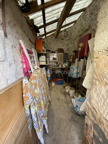 Amoureux des jolis coins de campagne, aux portes du Parc Naturel Régional du Morvan sur la paisible commune de Marcy, à 5 minutes de Varzy et de ses commerces et commodités et à 20 minutes de Clamecy, nous avons le plaisir de vous présenter ce magnifique corps de ferme d'une surface habitable de 237m² mêlant charme de l'ancien de modernité, construit sur un joli terrain de 1500m² offrant une vue imprenable sur la campagne environnante.

Dès l'entrée, vous arriverez sur une grande et belle pièce de vie de 52m² proposant d'un côté un espace salle à manger orné d'un insert de cheminée ouvert sur une cuisine semi-équipée et aménagée de 13m², et de l'autre côté un espace salon-séjour donnant accès au jardin au moyen d'une porte-fenêtre. 
Depuis la cuisine, vous accèderez à un escalier proposant un WC séparé en dessous et menant à l'aile droite de l'étage composée d'une grande chambre de 36m² et d'une seconde chambre de 23m² en enfilade. 
Dans la continuité de l'espace salon-séjour, ce bien propose une seconde pièce de vie très lumineuse de 19m² munie d'une grande baie vitrée ainsi que d'un poêle à bois pour de belles soirées au coin du feu et menant à une chaufferie de 7m² proposant un sauna pour se relaxer ainsi qu'un accès direct au jardin. 
En enfilade, vous arriverez sur un bureau/bibliothèque de 21m² donnant accès à un grand WC séparé, à une belle salle d'eau fraîchement rénovée de 8m² ainsi qu'à l'aile gauche de l'étage au moyen d'un escalier à pas japonais. Cette aile propose une troisième chambre de 30m² menant à une quatrième chambre via un petit escalier, d'une surface de 20m² ainsi qu'à une salle d'eau avec WC de 7m². 

Les sols de cette maison sont en tomettes (pièces de vie, cuisine, bureau), en pierres naturelles anciennes (bureau), en carrelage (chambre aile droite, chaufferie), en dalle béton brut (chambre aile droite), en travertin (WC, salle d'eau rez-de-chaussée) et en parquet massif (aile gauche). Elle propose des pierres et poutres apparentes partout, ce qui confère un charme particulier à cet intérieur. 
Ce bien est muni d'huisseries en bois double vitrage, d'une baie vitrée et de fenêtres de toit en aluminium double vitrage ainsi que de volets roulants solaires partout, installés en 2023. 
Il possède un mode de chauffage de type pompe à chaleur air/eau de 2021 avec production d'eau chaude sanitaire, un poêle à bois ainsi qu'un insert de cheminée en appoint. 
Cette maison dispose de combles parfaitement isolés et d'une toiture en petites tuiles plates en très bon état. L'installation électrique a été refaite en totalité en 2021. 

Côté énergie, ce bien bénéficie de l'excellente note de C au niveau du DPE (Diagnostic de Performance Énergétique), ce qui en fait un logement très peu énergivore, et C au niveau des GES (Gaz à Effet de Serre), ce qui en fait un logement très peu polluant.

Côté extérieur, cette propriété propose un garage séparé de 12m², un atelier de 6m², deux caves de 16m² et 13m² respectivement dont une abritant un adoucisseur d'eau, un bûcher, un récupérateur d'eau, un verger, un poulailler, deux bassins dont un équipé d'une pompe ainsi qu'un jardin japonais. 

Les plus : la qualité générale du bien et son aménagement intérieur fait avec goût, sa performance énergétique, son coin de campagne au calme et ses grands volumes de pièces. 

Possibilité de visite vidéo sur demande.

Photos supplémentaires disponibles sur BSK IMMOBILIER > Nos conseillers > Inès RÉMOND
Pour tout renseignement complémentaire ou pour une visite, contactez moi au 07.87.29.70.92.

Amoureux des jolis coins de campagne, cette maison est un vrai coup de cœur, une belle opportunité à saisir, vous n'avez plus qu'à y poser vos valises !!!
