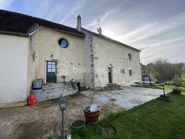Amoureux des jolis coins de campagne, aux portes du Parc Naturel Régional du Morvan sur la paisible commune de Marcy, à 5 minutes de Varzy et de ses commerces et commodités et à 20 minutes de Clamecy, nous avons le plaisir de vous présenter ce magnifique corps de ferme d'une surface habitable de 237m² mêlant charme de l'ancien de modernité, construit sur un joli terrain de 1500m² offrant une vue imprenable sur la campagne environnante.

Dès l'entrée, vous arriverez sur une grande et belle pièce de vie de 52m² proposant d'un côté un espace salle à manger orné d'un insert de cheminée ouvert sur une cuisine semi-équipée et aménagée de 13m², et de l'autre côté un espace salon-séjour donnant accès au jardin au moyen d'une porte-fenêtre. 
Depuis la cuisine, vous accèderez à un escalier proposant un WC séparé en dessous et menant à l'aile droite de l'étage composée d'une grande chambre de 36m² et d'une seconde chambre de 23m² en enfilade. 
Dans la continuité de l'espace salon-séjour, ce bien propose une seconde pièce de vie très lumineuse de 19m² munie d'une grande baie vitrée ainsi que d'un poêle à bois pour de belles soirées au coin du feu et menant à une chaufferie de 7m² proposant un sauna pour se relaxer ainsi qu'un accès direct au jardin. 
En enfilade, vous arriverez sur un bureau/bibliothèque de 21m² donnant accès à un grand WC séparé, à une belle salle d'eau fraîchement rénovée de 8m² ainsi qu'à l'aile gauche de l'étage au moyen d'un escalier à pas japonais. Cette aile propose une troisième chambre de 30m² menant à une quatrième chambre via un petit escalier, d'une surface de 20m² ainsi qu'à une salle d'eau avec WC de 7m². 

Les sols de cette maison sont en tomettes (pièces de vie, cuisine, bureau), en pierres naturelles anciennes (bureau), en carrelage (chambre aile droite, chaufferie), en dalle béton brut (chambre aile droite), en travertin (WC, salle d'eau rez-de-chaussée) et en parquet massif (aile gauche). Elle propose des pierres et poutres apparentes partout, ce qui confère un charme particulier à cet intérieur. 
Ce bien est muni d'huisseries en bois double vitrage, d'une baie vitrée et de fenêtres de toit en aluminium double vitrage ainsi que de volets roulants solaires partout, installés en 2023. 
Il possède un mode de chauffage de type pompe à chaleur air/eau de 2021 avec production d'eau chaude sanitaire, un poêle à bois ainsi qu'un insert de cheminée en appoint. 
Cette maison dispose de combles parfaitement isolés et d'une toiture en petites tuiles plates en très bon état. L'installation électrique a été refaite en totalité en 2021. 

Côté énergie, ce bien bénéficie de l'excellente note de C au niveau du DPE (Diagnostic de Performance Énergétique), ce qui en fait un logement très peu énergivore, et C au niveau des GES (Gaz à Effet de Serre), ce qui en fait un logement très peu polluant.

Côté extérieur, cette propriété propose un garage séparé de 12m², un atelier de 6m², deux caves de 16m² et 13m² respectivement dont une abritant un adoucisseur d'eau, un bûcher, un récupérateur d'eau, un verger, un poulailler, deux bassins dont un équipé d'une pompe ainsi qu'un jardin japonais. 

Les plus : la qualité générale du bien et son aménagement intérieur fait avec goût, sa performance énergétique, son coin de campagne au calme et ses grands volumes de pièces. 

Possibilité de visite vidéo sur demande.

Photos supplémentaires disponibles sur BSK IMMOBILIER > Nos conseillers > Inès RÉMOND
Pour tout renseignement complémentaire ou pour une visite, contactez moi au 07.87.29.70.92.

Amoureux des jolis coins de campagne, cette maison est un vrai coup de cœur, une belle opportunité à saisir, vous n'avez plus qu'à y poser vos valises !!!