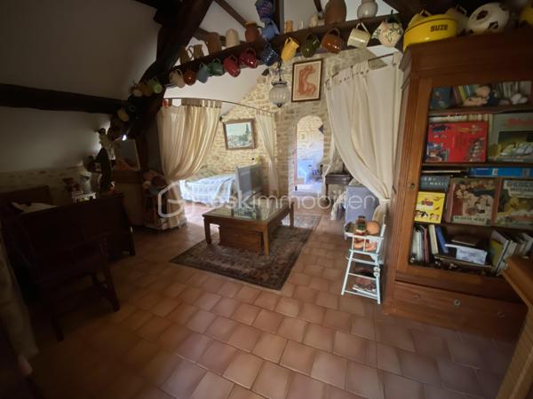 Amoureux des jolis coins de campagne, aux portes du Parc Naturel Régional du Morvan sur la paisible commune de Marcy, à 5 minutes de Varzy et de ses commerces et commodités et à 20 minutes de Clamecy, nous avons le plaisir de vous présenter ce magnifique corps de ferme d'une surface habitable de 237m² mêlant charme de l'ancien de modernité, construit sur un joli terrain de 1500m² offrant une vue imprenable sur la campagne environnante.

Dès l'entrée, vous arriverez sur une grande et belle pièce de vie de 52m² proposant d'un côté un espace salle à manger orné d'un insert de cheminée ouvert sur une cuisine semi-équipée et aménagée de 13m², et de l'autre côté un espace salon-séjour donnant accès au jardin au moyen d'une porte-fenêtre. 
Depuis la cuisine, vous accèderez à un escalier proposant un WC séparé en dessous et menant à l'aile droite de l'étage composée d'une grande chambre de 36m² et d'une seconde chambre de 23m² en enfilade. 
Dans la continuité de l'espace salon-séjour, ce bien propose une seconde pièce de vie très lumineuse de 19m² munie d'une grande baie vitrée ainsi que d'un poêle à bois pour de belles soirées au coin du feu et menant à une chaufferie de 7m² proposant un sauna pour se relaxer ainsi qu'un accès direct au jardin. 
En enfilade, vous arriverez sur un bureau/bibliothèque de 21m² donnant accès à un grand WC séparé, à une belle salle d'eau fraîchement rénovée de 8m² ainsi qu'à l'aile gauche de l'étage au moyen d'un escalier à pas japonais. Cette aile propose une troisième chambre de 30m² menant à une quatrième chambre via un petit escalier, d'une surface de 20m² ainsi qu'à une salle d'eau avec WC de 7m². 

Les sols de cette maison sont en tomettes (pièces de vie, cuisine, bureau), en pierres naturelles anciennes (bureau), en carrelage (chambre aile droite, chaufferie), en dalle béton brut (chambre aile droite), en travertin (WC, salle d'eau rez-de-chaussée) et en parquet massif (aile gauche). Elle propose des pierres et poutres apparentes partout, ce qui confère un charme particulier à cet intérieur. 
Ce bien est muni d'huisseries en bois double vitrage, d'une baie vitrée et de fenêtres de toit en aluminium double vitrage ainsi que de volets roulants solaires partout, installés en 2023. 
Il possède un mode de chauffage de type pompe à chaleur air/eau de 2021 avec production d'eau chaude sanitaire, un poêle à bois ainsi qu'un insert de cheminée en appoint. 
Cette maison dispose de combles parfaitement isolés et d'une toiture en petites tuiles plates en très bon état. L'installation électrique a été refaite en totalité en 2021. 

Côté énergie, ce bien bénéficie de l'excellente note de C au niveau du DPE (Diagnostic de Performance Énergétique), ce qui en fait un logement très peu énergivore, et C au niveau des GES (Gaz à Effet de Serre), ce qui en fait un logement très peu polluant.

Côté extérieur, cette propriété propose un garage séparé de 12m², un atelier de 6m², deux caves de 16m² et 13m² respectivement dont une abritant un adoucisseur d'eau, un bûcher, un récupérateur d'eau, un verger, un poulailler, deux bassins dont un équipé d'une pompe ainsi qu'un jardin japonais. 

Les plus : la qualité générale du bien et son aménagement intérieur fait avec goût, sa performance énergétique, son coin de campagne au calme et ses grands volumes de pièces. 

Possibilité de visite vidéo sur demande.

Photos supplémentaires disponibles sur BSK IMMOBILIER > Nos conseillers > Inès RÉMOND
Pour tout renseignement complémentaire ou pour une visite, contactez moi au 07.87.29.70.92.

Amoureux des jolis coins de campagne, cette maison est un vrai coup de cœur, une belle opportunité à saisir, vous n'avez plus qu'à y poser vos valises !!!