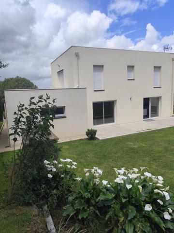 Beau Pavillon offrant de beaux volumes avec magnifique terrain !