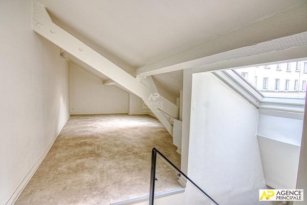 Versailles Notre-Dame Appartement duplex 3 pièces 62 m² au sol (42m² carrez) situé au 1er et dernier étage avec cave 415 000 € **  - Référence  28306