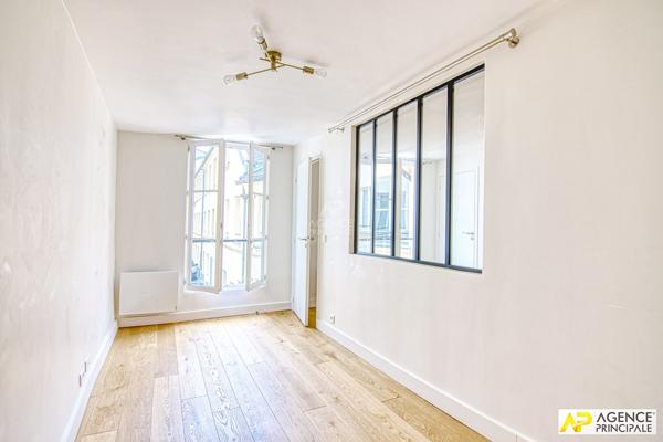 Versailles Notre-Dame Appartement duplex 3 pièces 62 m² au sol (42m² carrez) situé au 1er et dernier étage avec cave 415 000 € **  - Référence  28306
