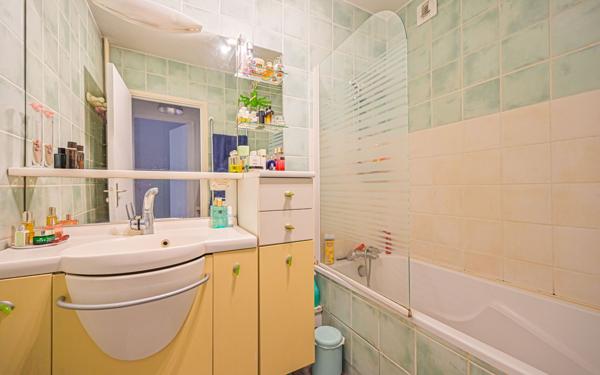 Appartement à vendre    3 pièces • 68,21 m2 Paris 20