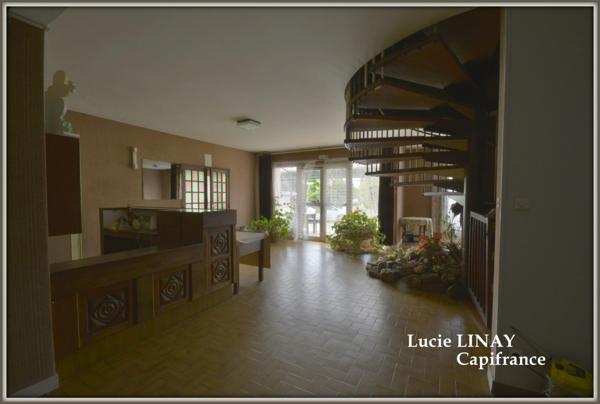 Ancien hôtel avec vue sur plan d'eau