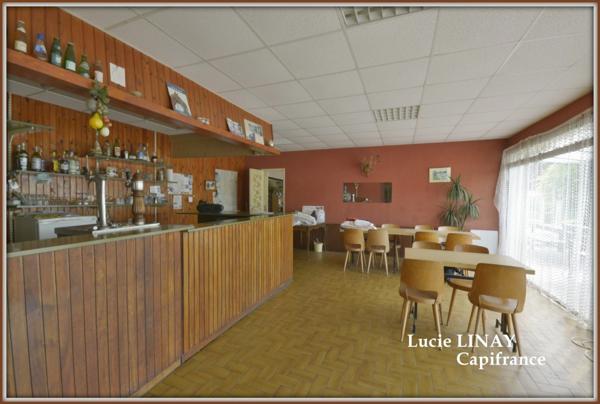 Ancien hôtel avec vue sur plan d'eau