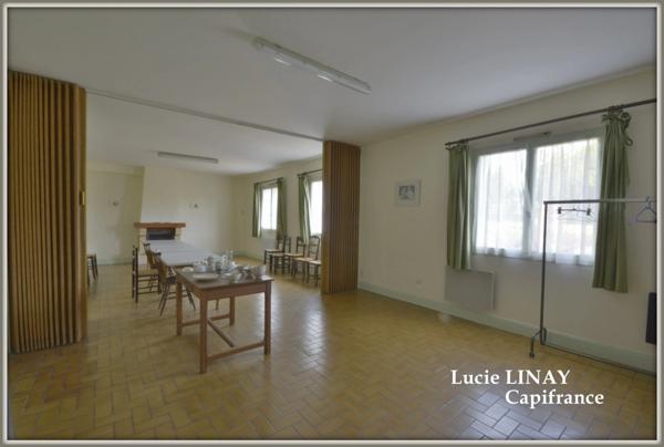 Ancien hôtel avec vue sur plan d'eau