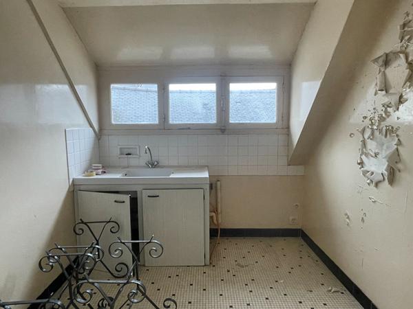 Excellente opportunité pour investisseur ! Immeuble années 60, hyper centre-ville Questembertois. 2 loyers entrants, possibilité 4 !