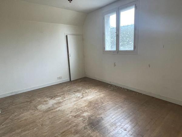 Excellente opportunité pour investisseur ! Immeuble années 60, hyper centre-ville Questembertois. 2 loyers entrants, possibilité 4 !