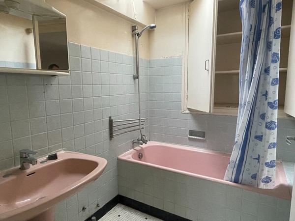 Excellente opportunité pour investisseur ! Immeuble années 60, hyper centre-ville Questembertois. 2 loyers entrants, possibilité 4 !